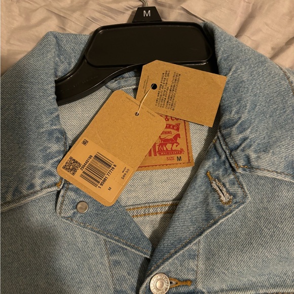 Women’s Levi’s ex-boyfriend, trucker jacket, size medium, light wash. NWT. - Picture 3 of 5